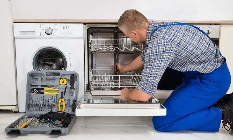 Evren Dominox servisi teknisyen ekibi beyaz eşya tamiri yaparken